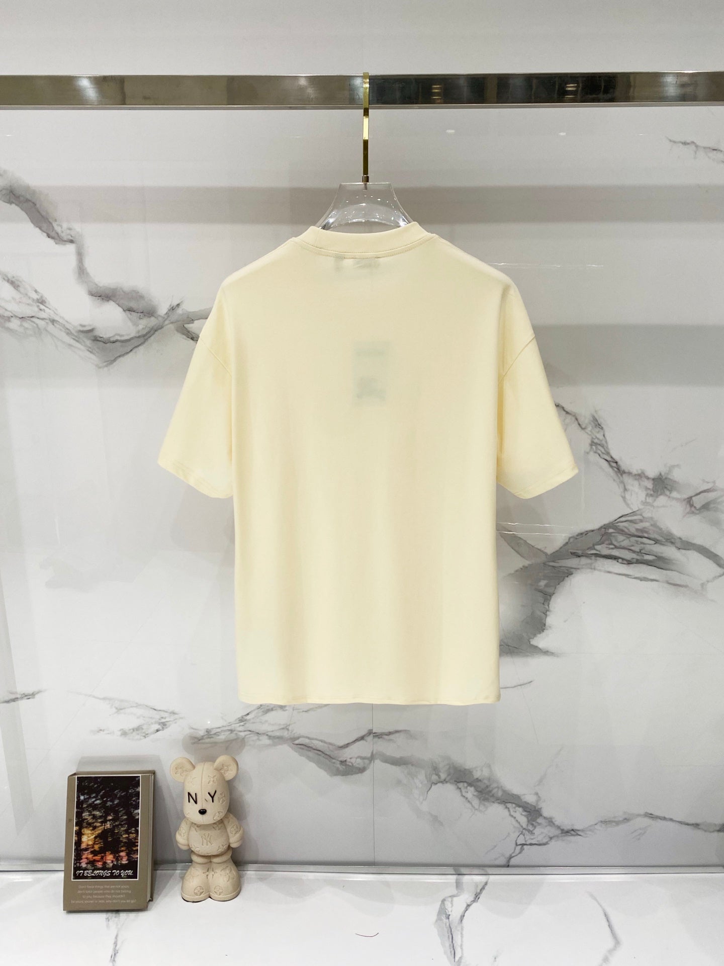 Short-sleeve T-shirt in pale yellow with crew neck and small chest logo label