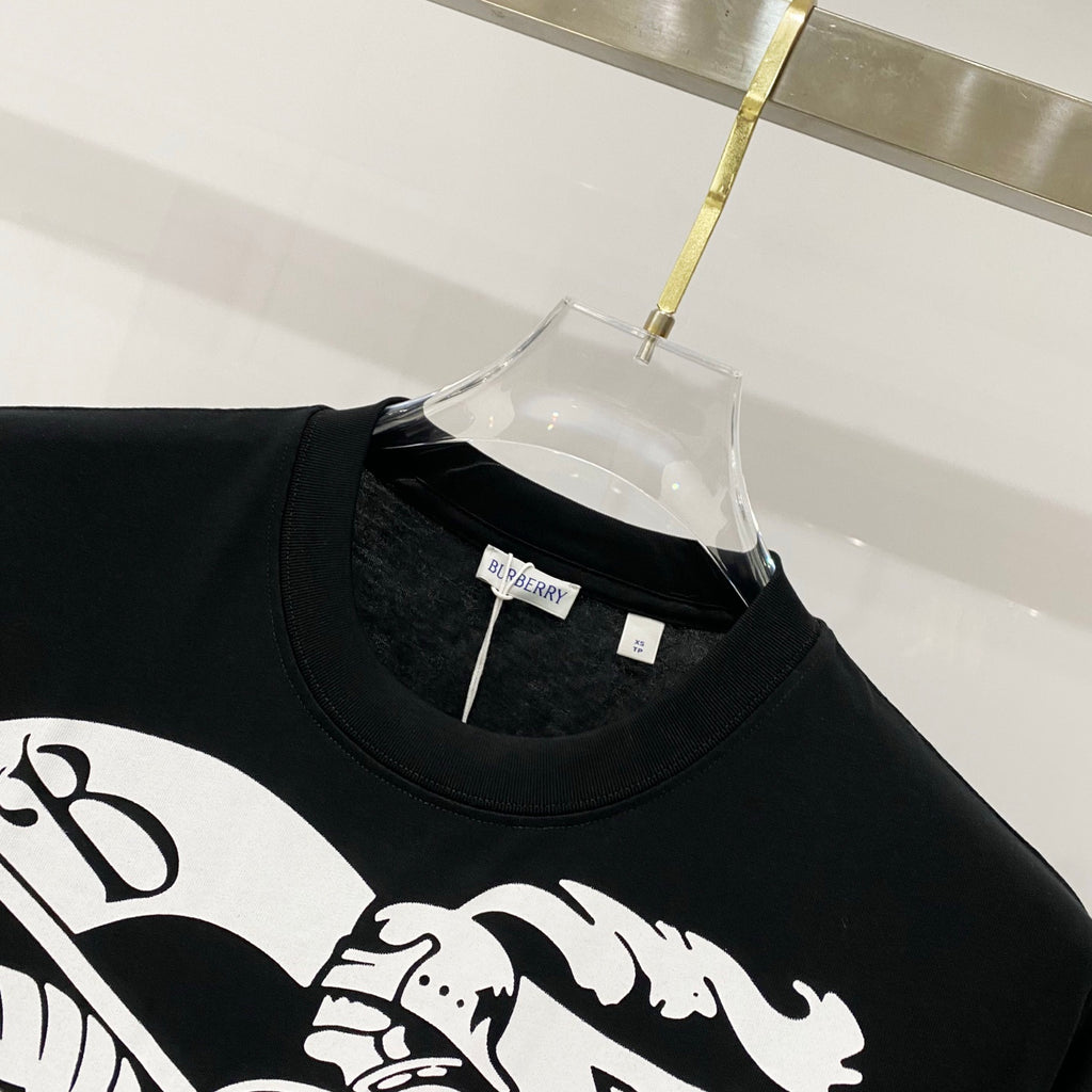 Black short-sleeve T-shirt neckline with brand label inside