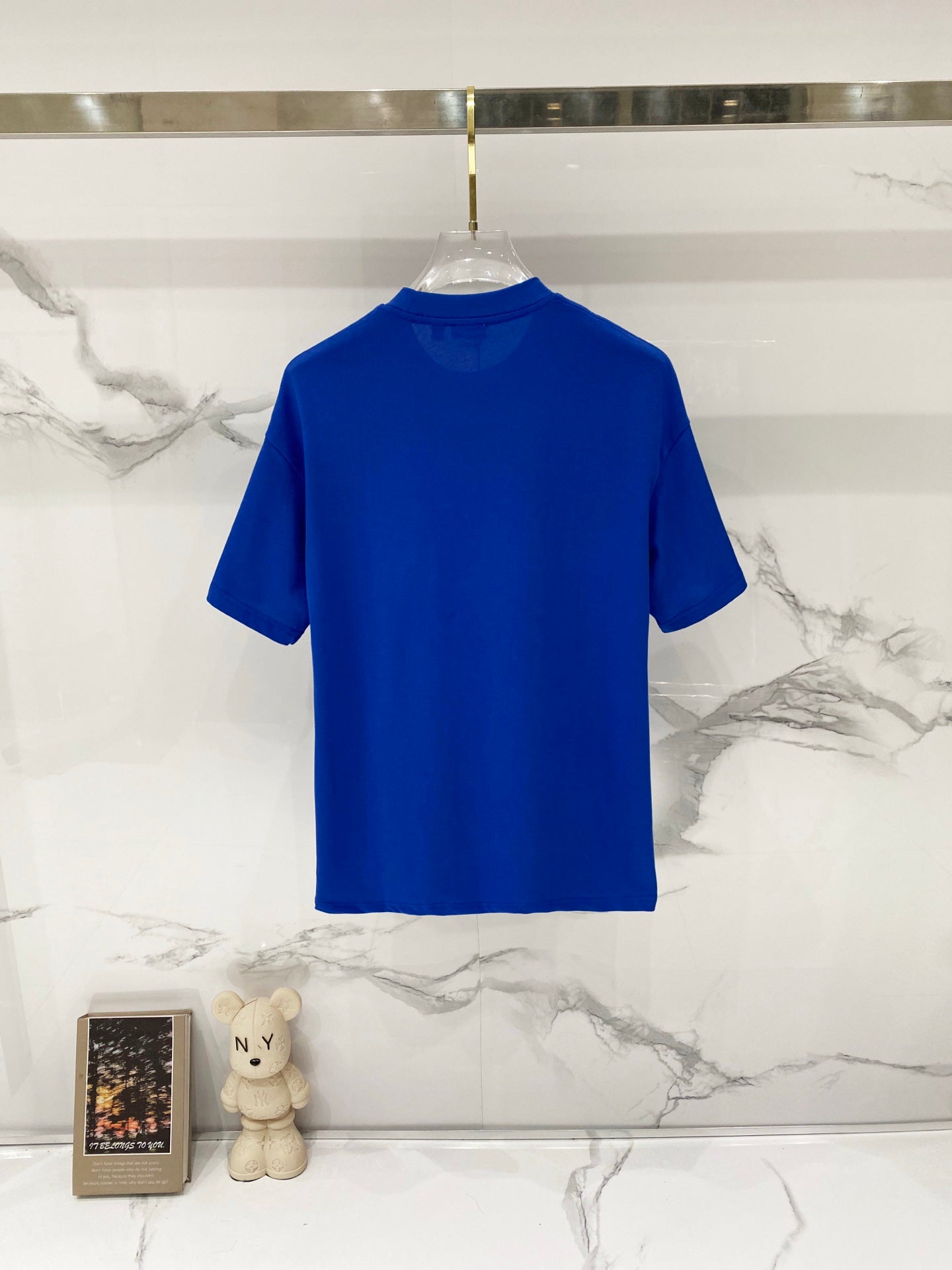 Blue short-sleeve T-shirt with crew neck, plain back