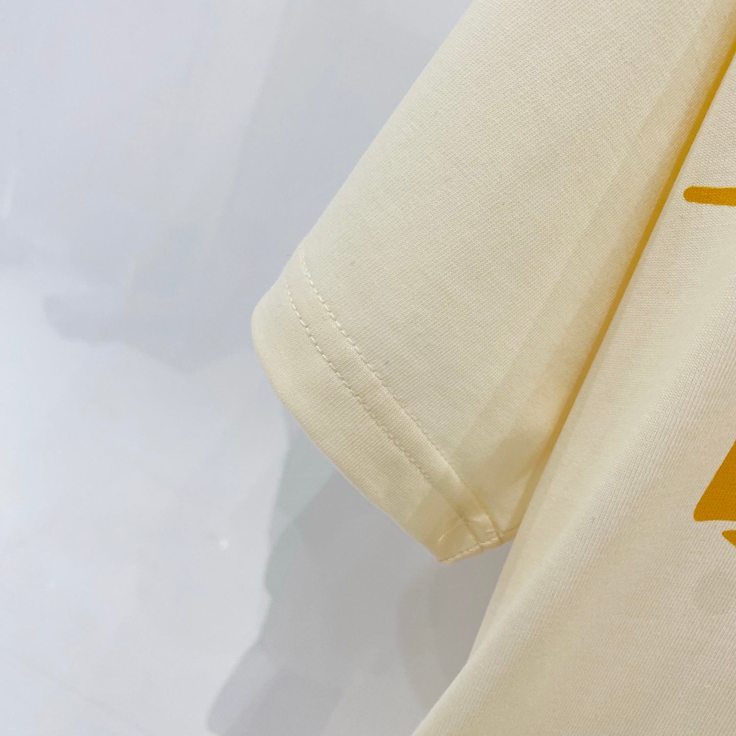 Burberry short-sleeve T-shirt sleeve and hem in cream knit fabric