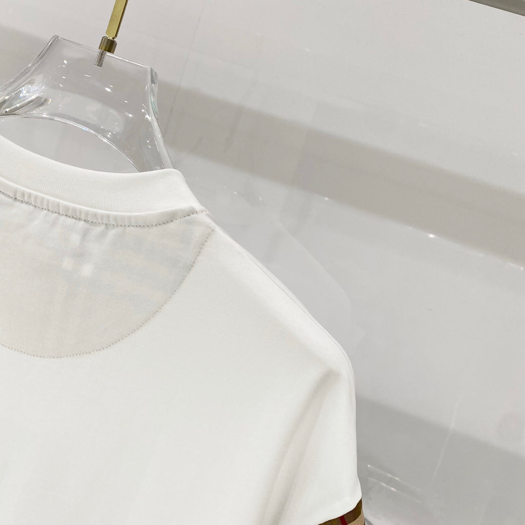 White T-shirt with smooth crew collar and back seam stitching