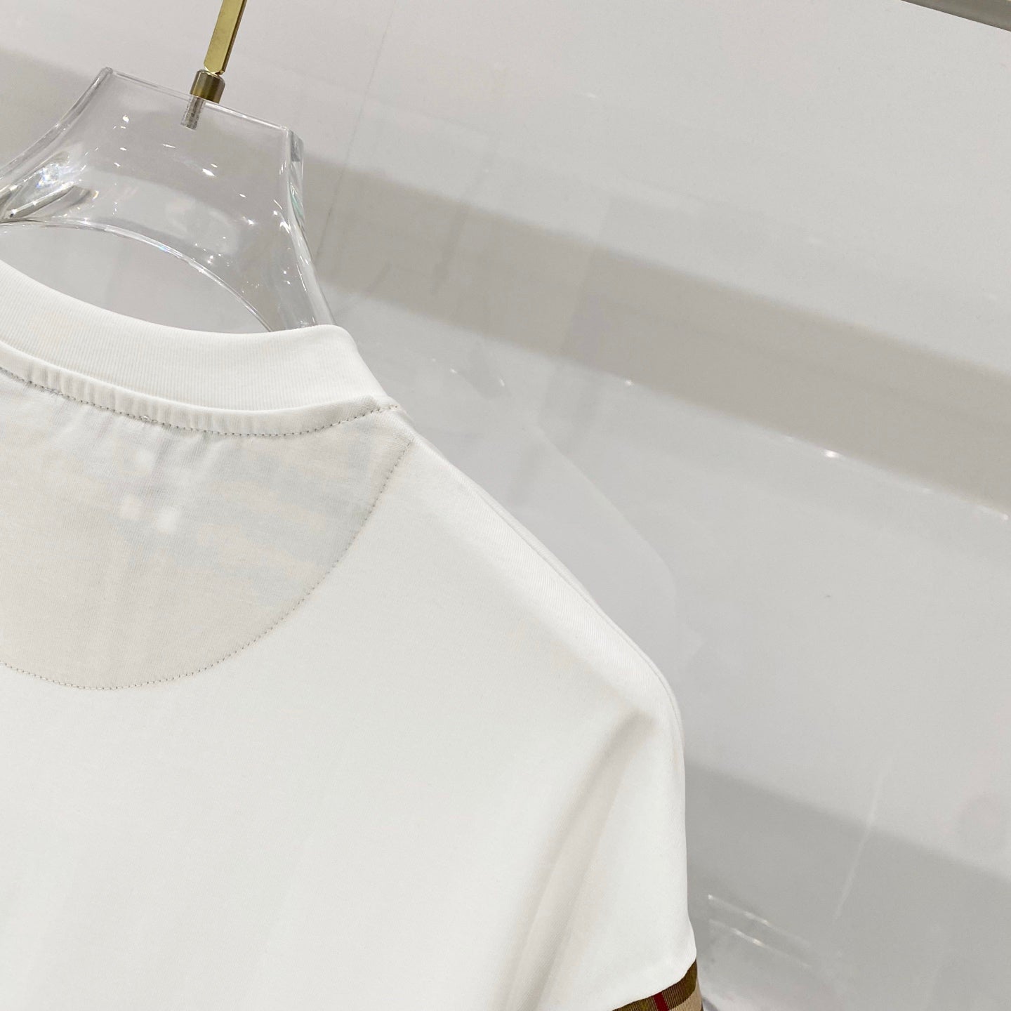 White T-shirt with smooth crew collar and back seam stitching