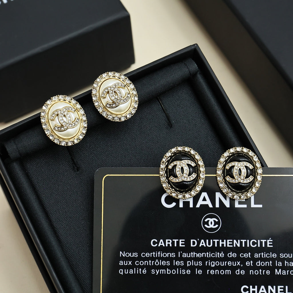 Round stud earring set with CC logos in crystal halos and black enamel, in gift box