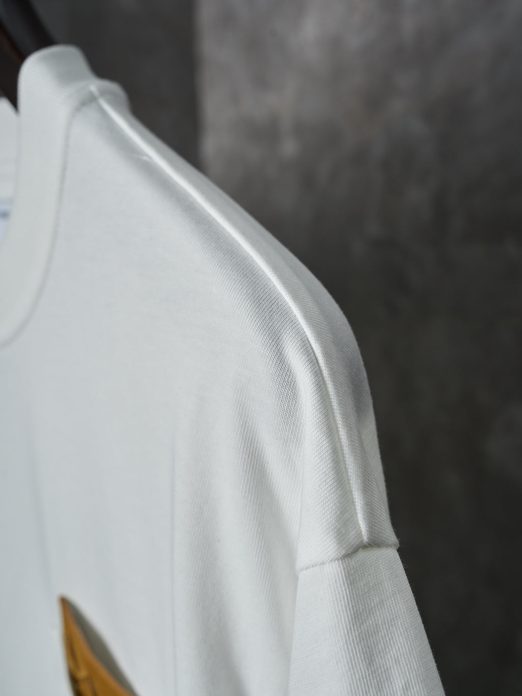 Off-white T-shirt sleeve and shoulder seam detail