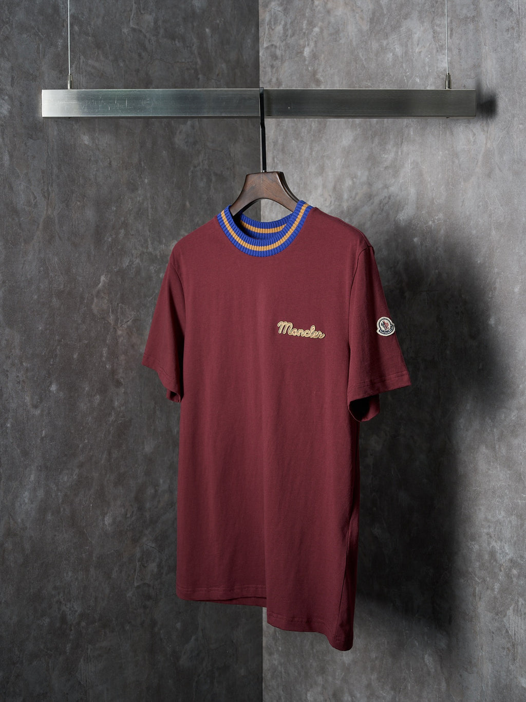 Burgundy short-sleeve T-shirt with crew neck stripes and chest logo embroidery