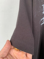 Dark T-shirt hem with stitched edge and short sleeve cuff detail