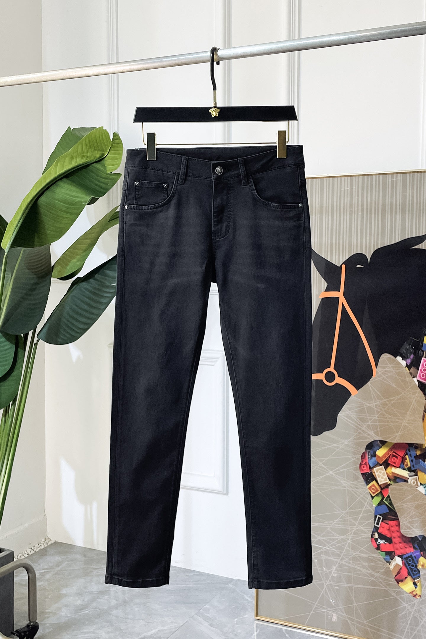 Dark denim jeans with straight leg, button-and-zip closure, five-pocket design