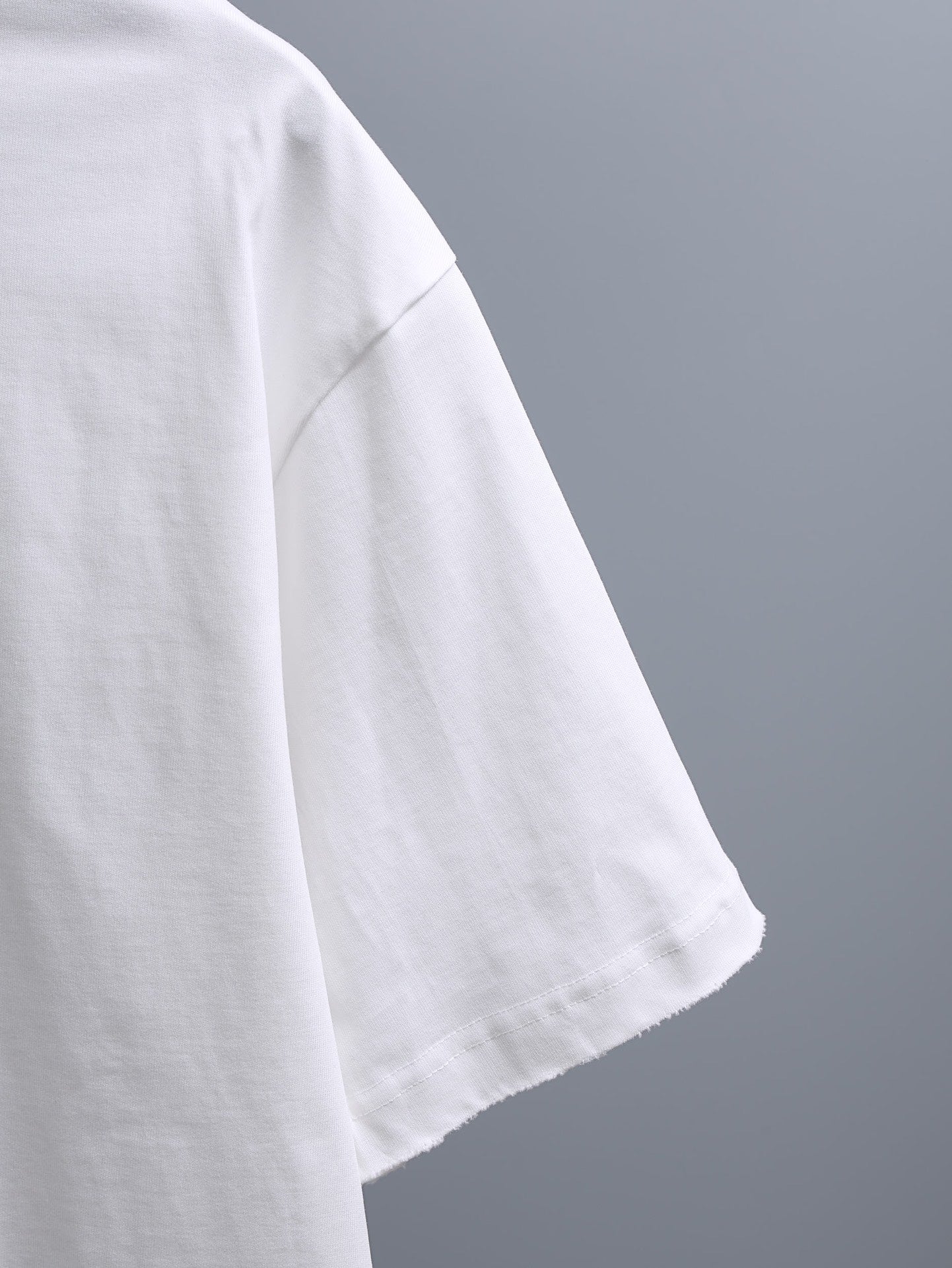 Off-White™ off white crewneck T-shirt sleeve and side seam detail.