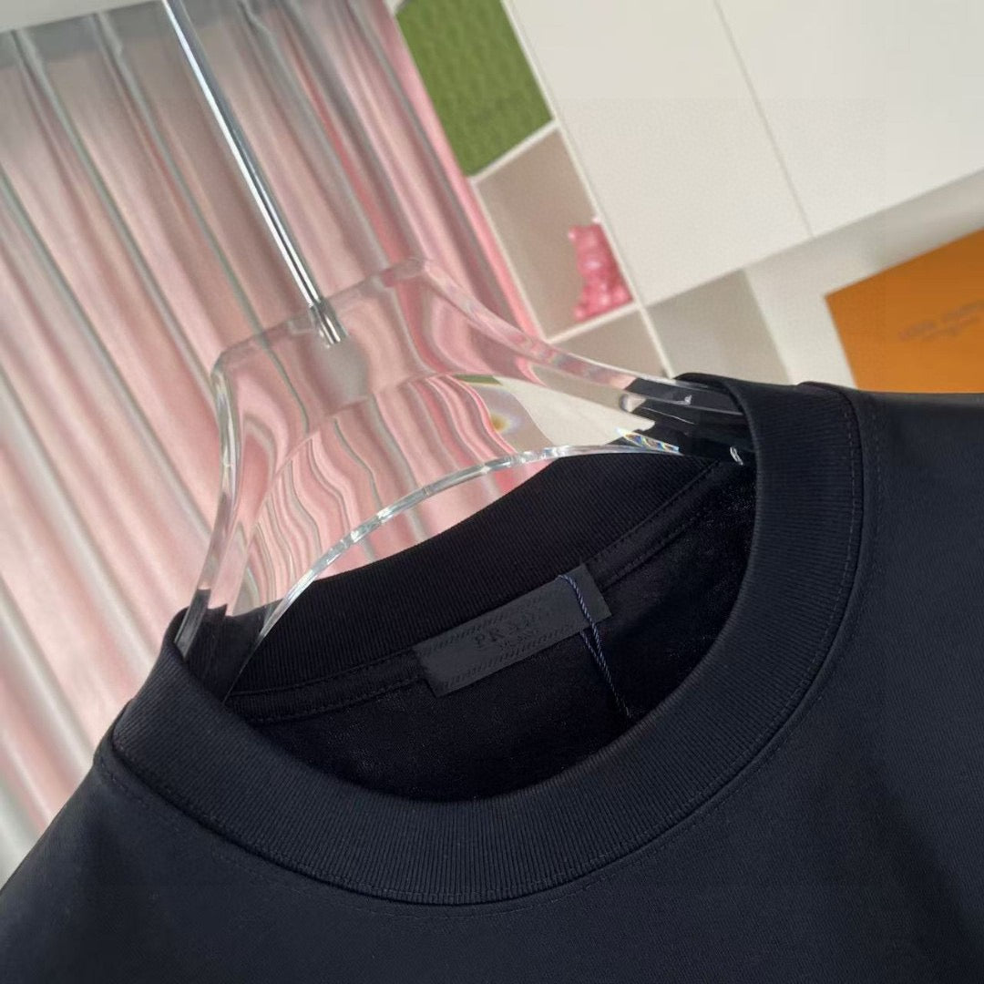 Black short-sleeve T-shirt with crew neck collar detail