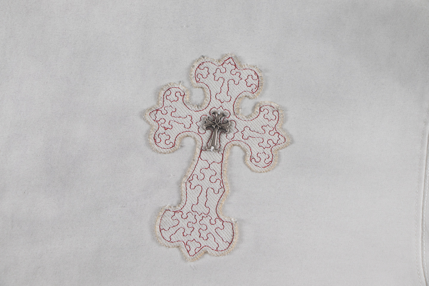 White short-sleeve T-shirt back with centered cross embroidery