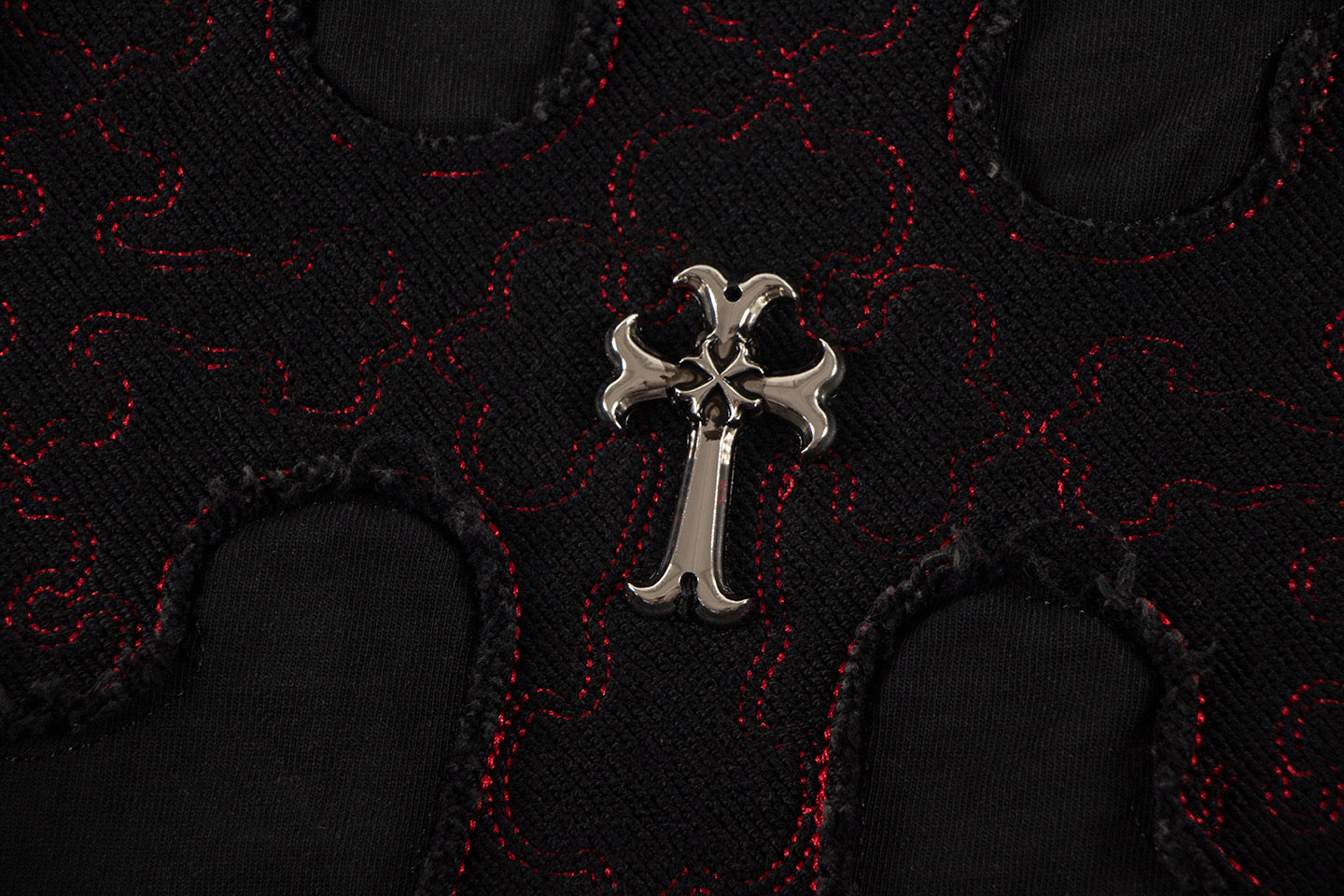 Black short-sleeve shirt close-up of cross pendant embroidery