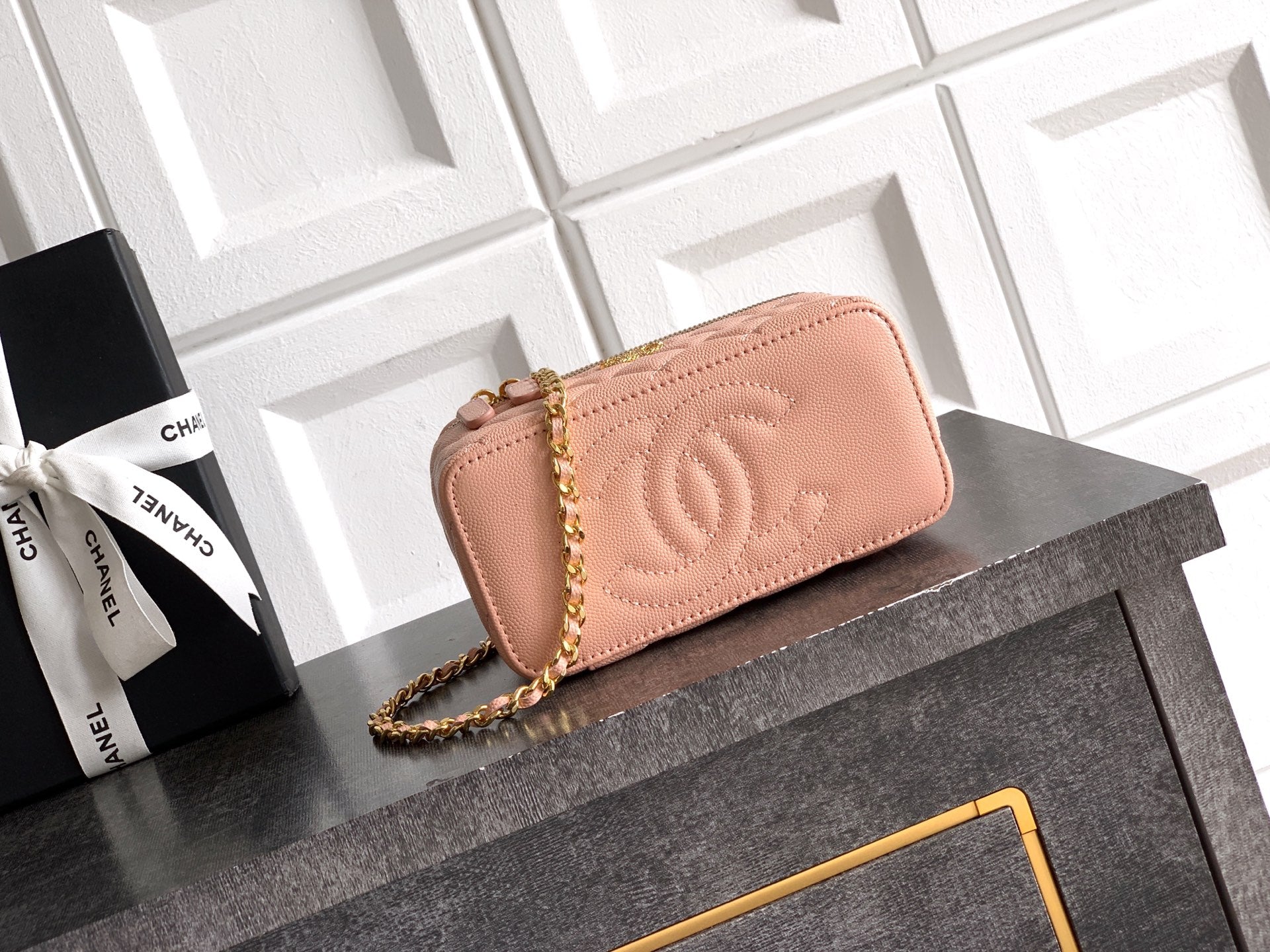Chanel bag in light pink leather with embossed CC logo and gold chain strap