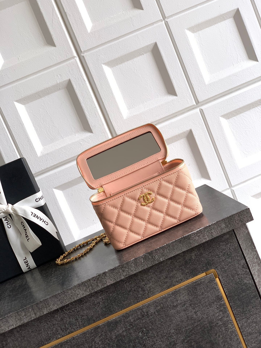 Chanel bag in light pink quilted leather with gold chain strap, open flap