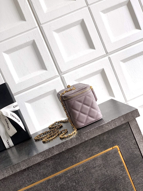 Lilac quilted shoulder bag with gold-tone chain strap and top flap clasp
