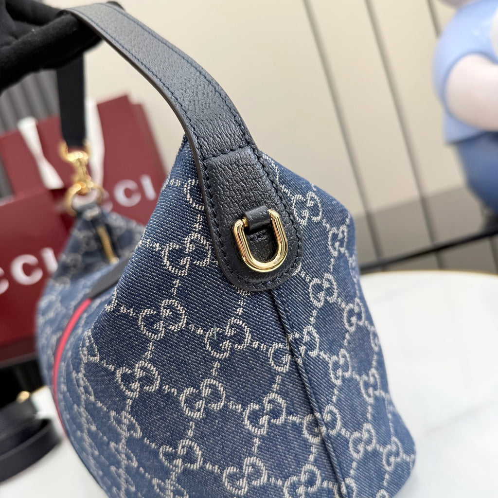 Gucci bag in blue GG canvas with leather handle and gold-tone clasp