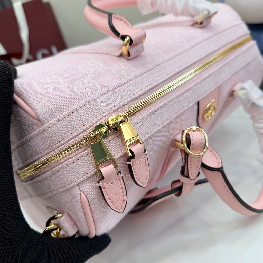 Gucci pale pink crossbody bag with G monogram, close-up of zipper and gold hardware