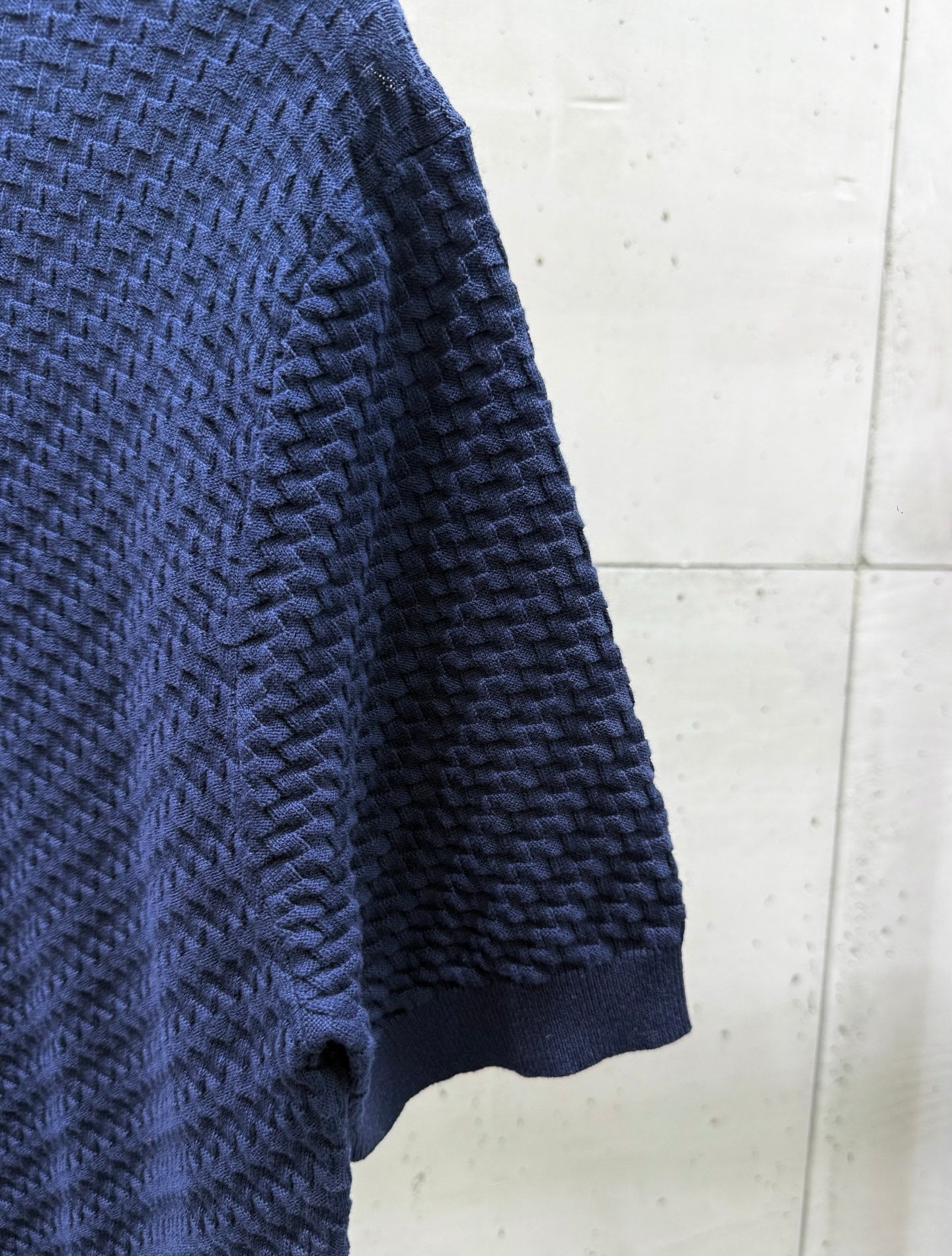 Dark blue knit T-shirt sleeve and ribbed cuff hem