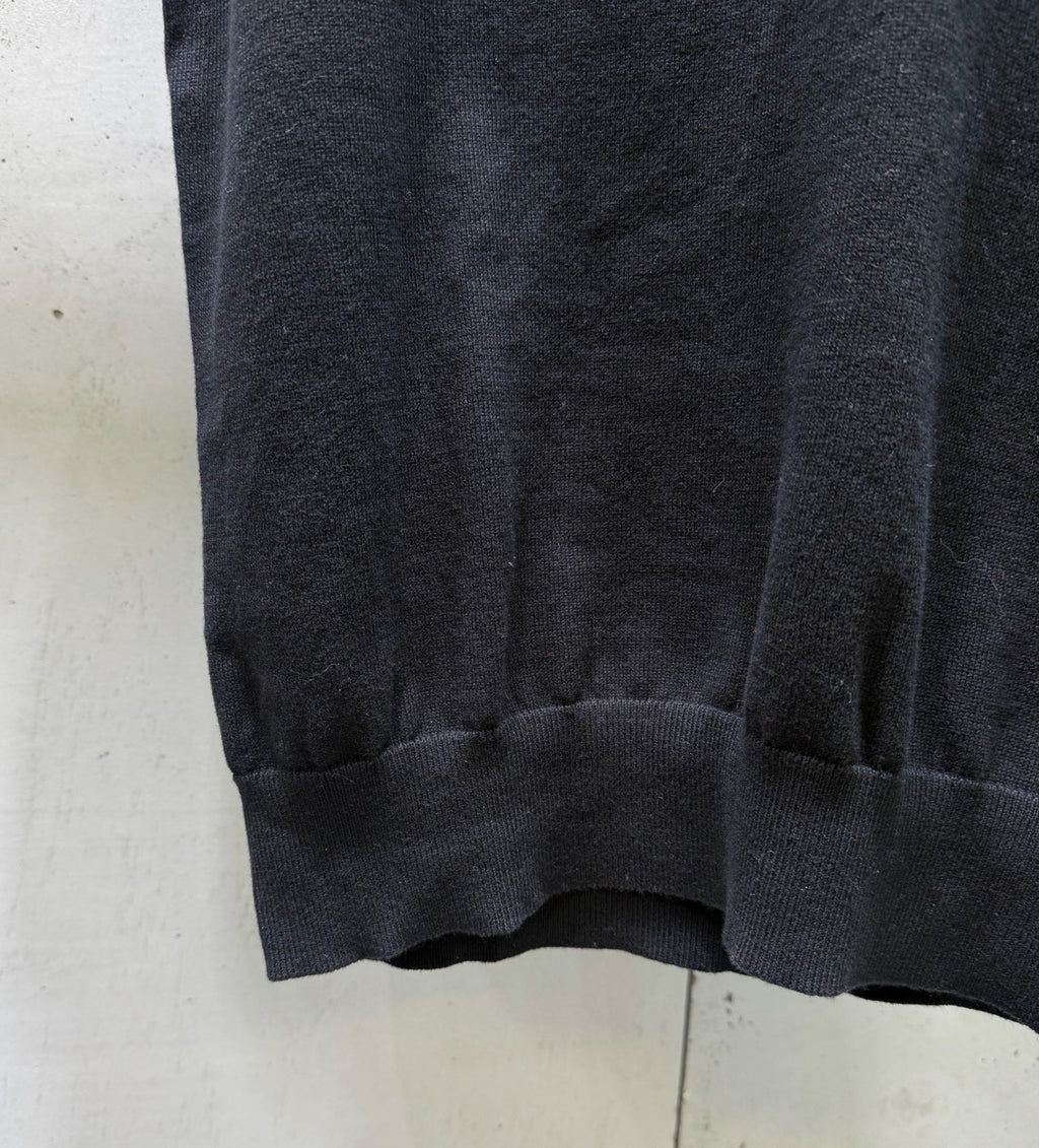 Black polo shirt hem and sleeve cuffs in knit fabric