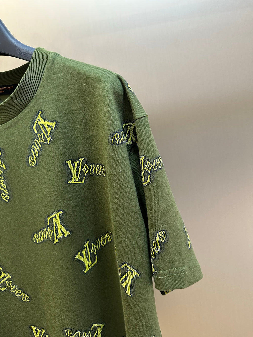 Green short-sleeve shirt sleeve with yellow LV-style logo embroidery