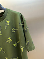 Green short-sleeve shirt sleeve with yellow LV-style logo embroidery