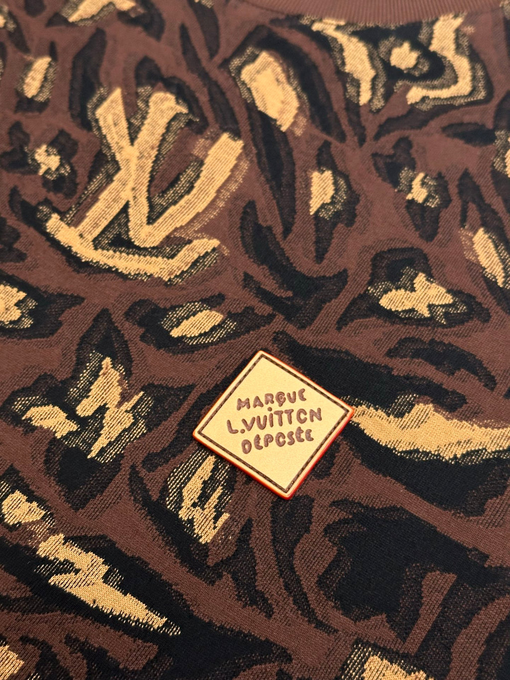 Louis Vuitton short-sleeve top chest patch label on dark brown with gold pattern