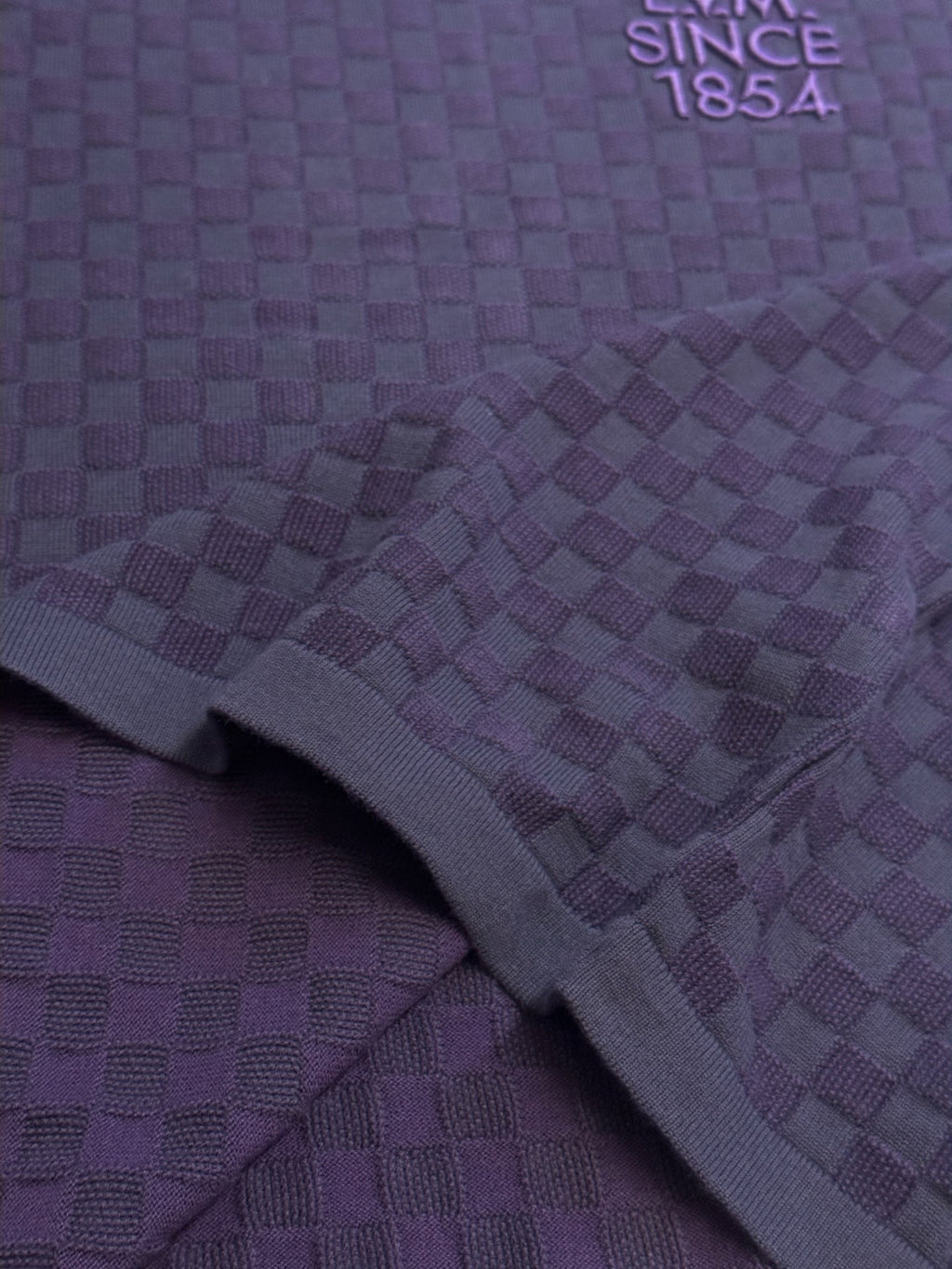 Louis Vuitton short-sleeve T-shirt sleeve hem and dark purple check-knit texture
