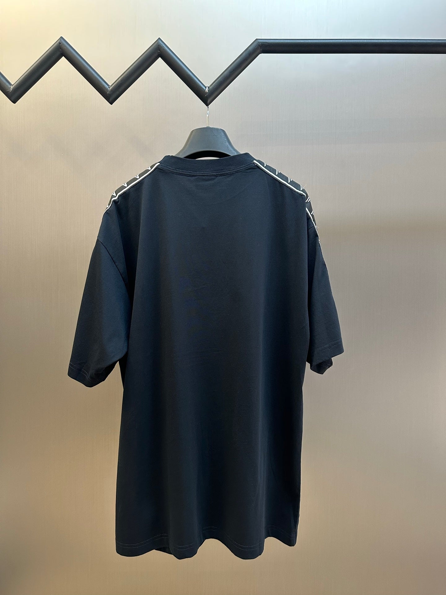 Crewneck T-shirt back view in dark navy, short sleeves and relaxed fit