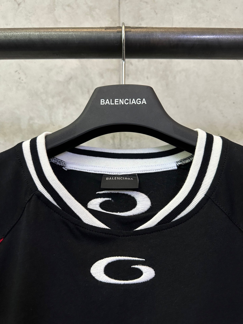 Balenciaga short-sleeve jersey neckline with white striped collar and oval logo patch