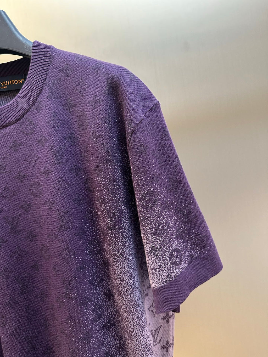 Purple short-sleeve crewneck T-shirt sleeve and side seam, textured graphic pattern