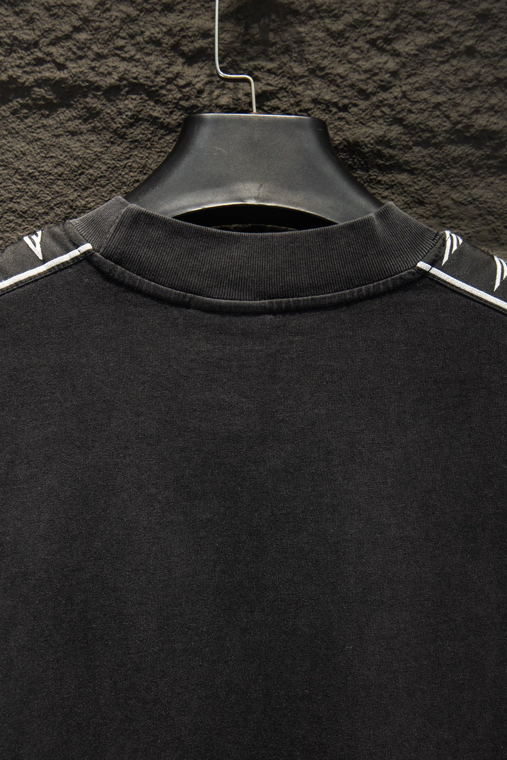 Balenciaga black T-shirt collar and chest with crew-neck seam detail