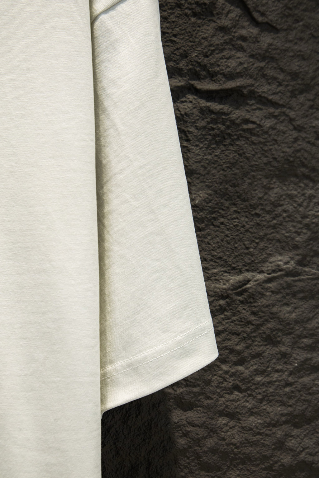 White T-shirt sleeve and side hem