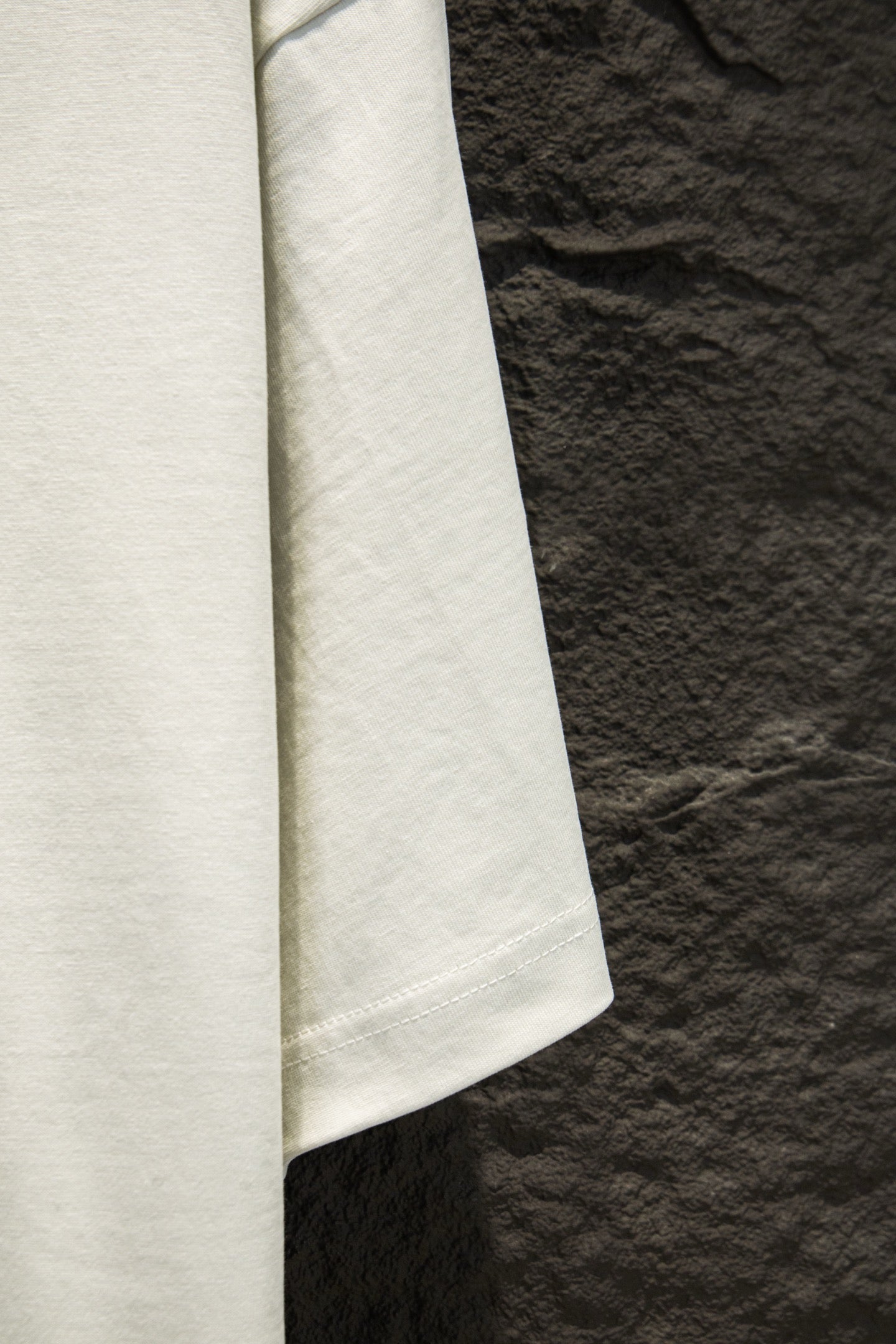 White T-shirt sleeve and side hem
