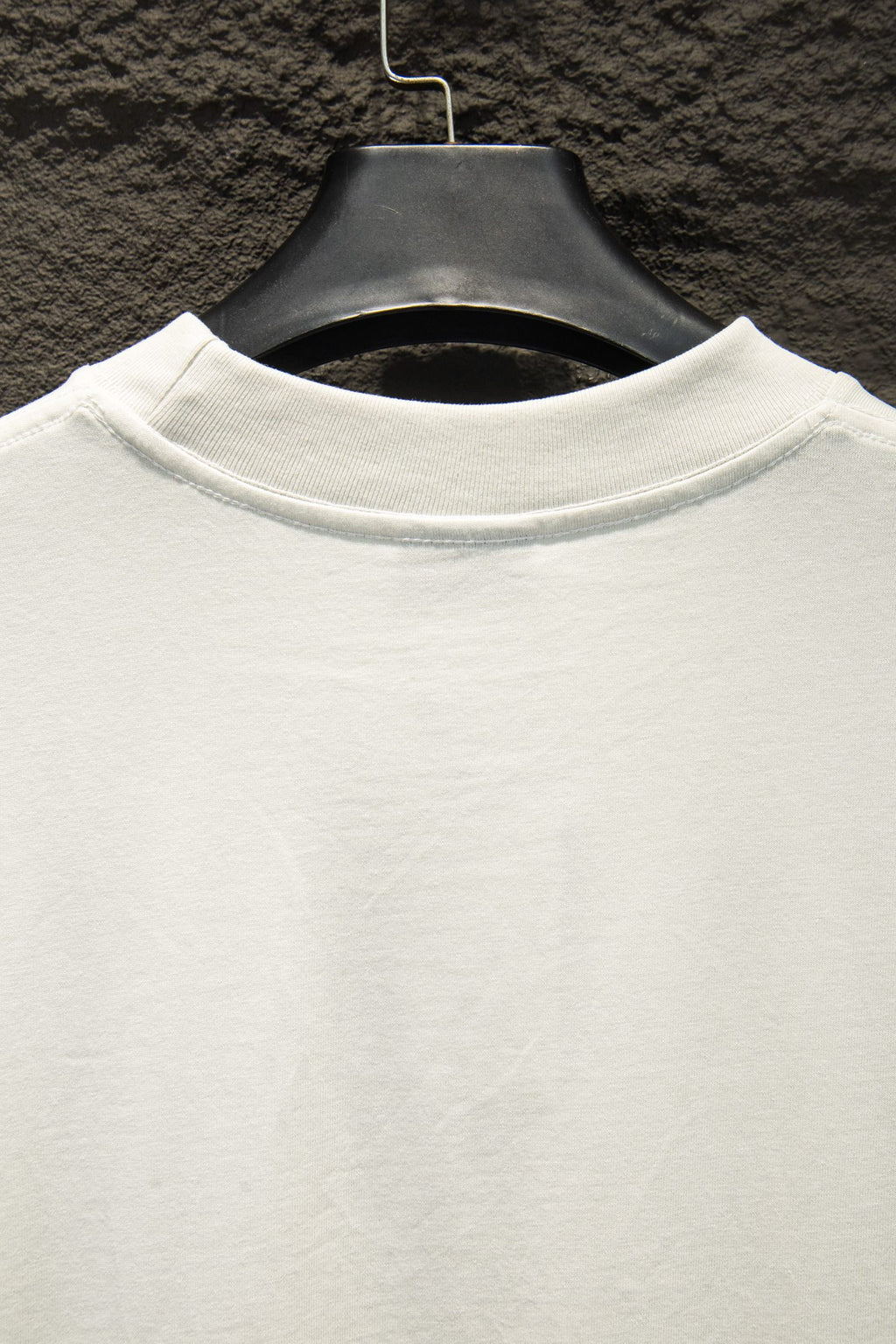 White T-shirt collar and neckline seam