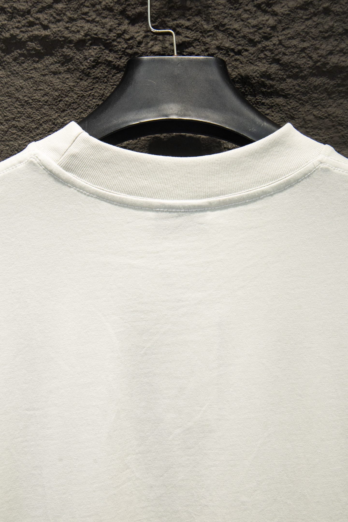 White T-shirt collar and neckline seam