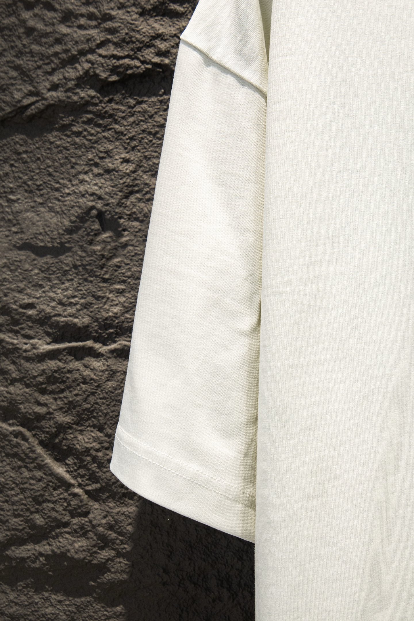 White T-shirt hem with stitched sleeve edge
