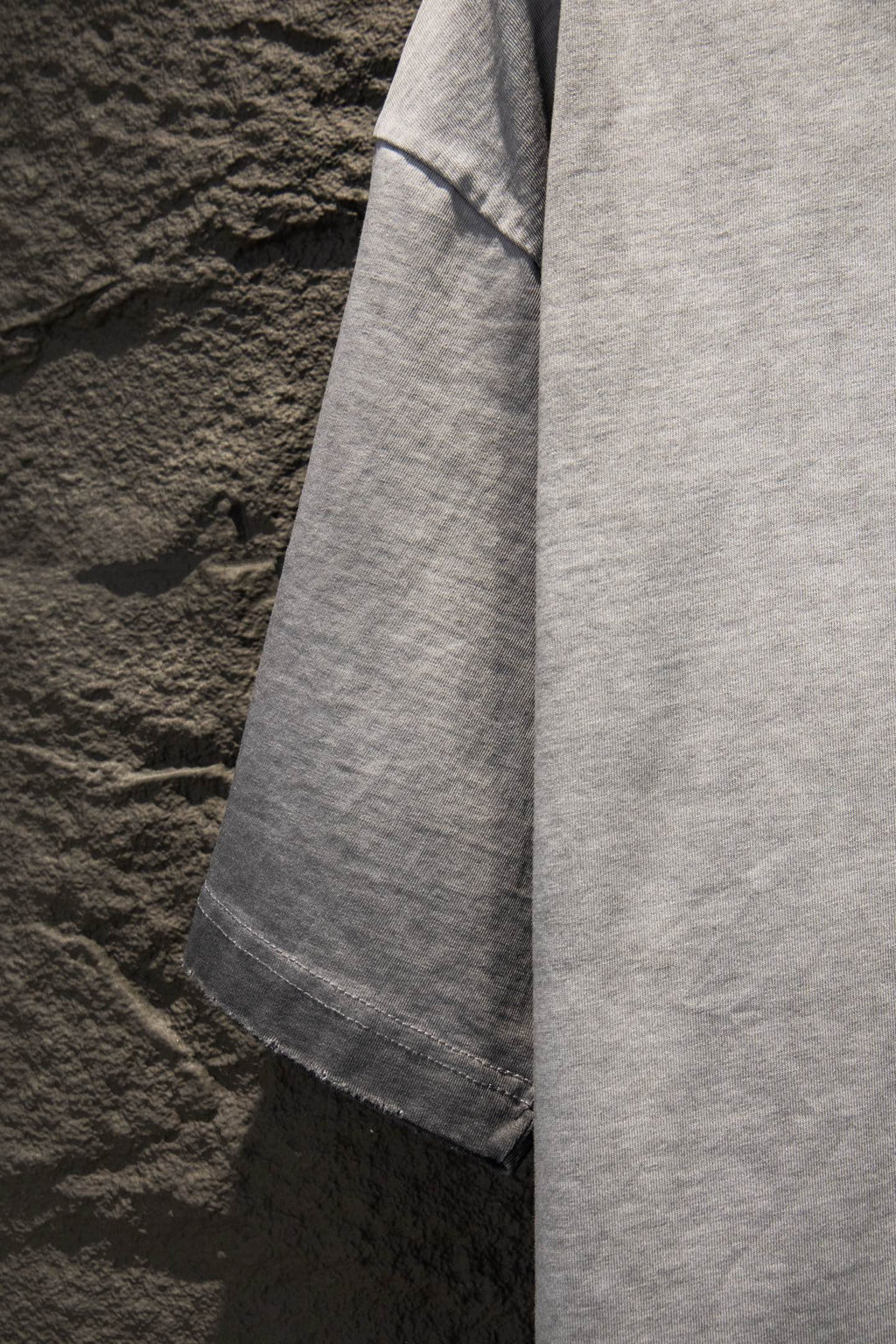 Light gray T-shirt with short sleeves and straight hem stitching