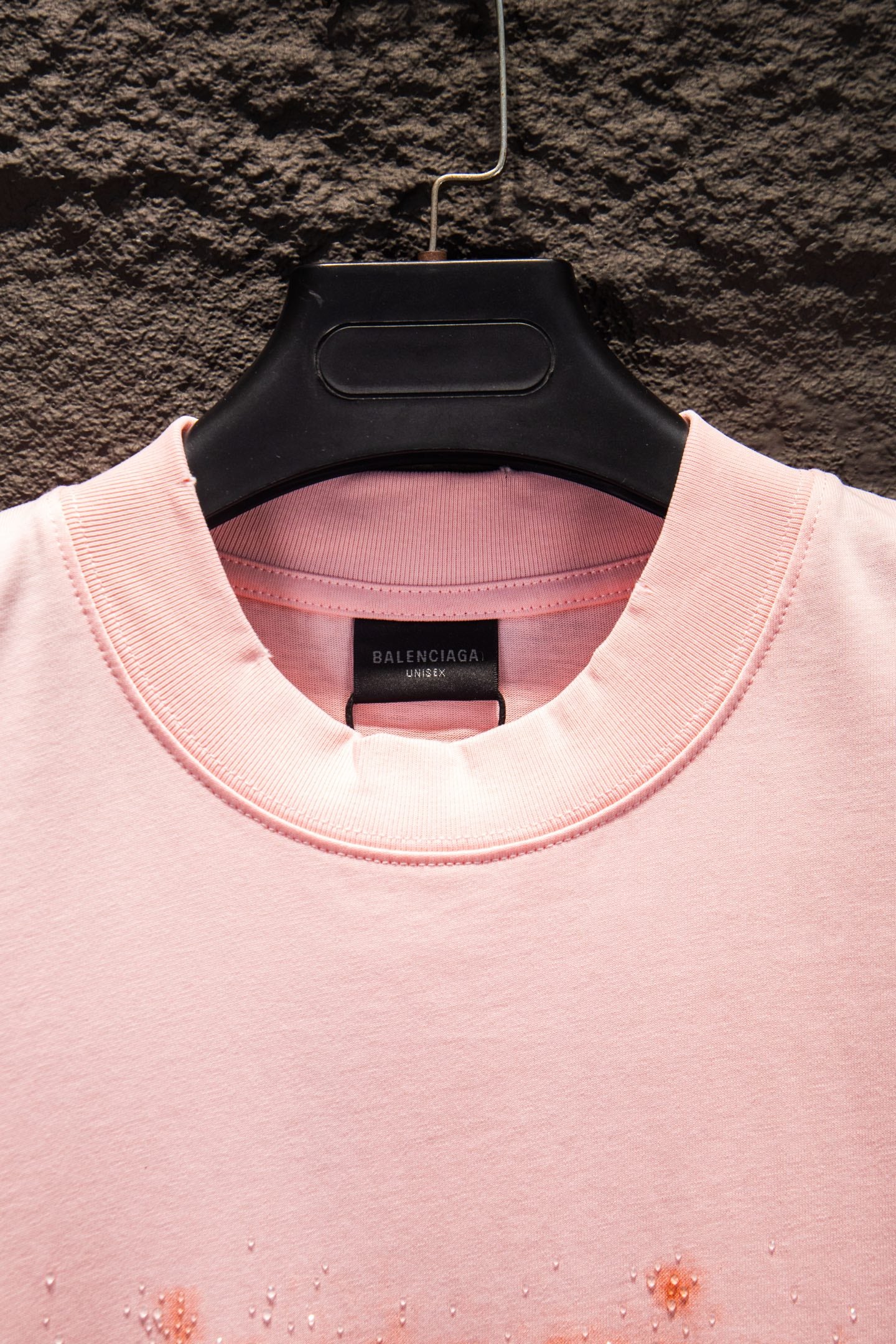 Pink T-shirt neckline with ribbed crew collar and black Balenciaga inner tag
