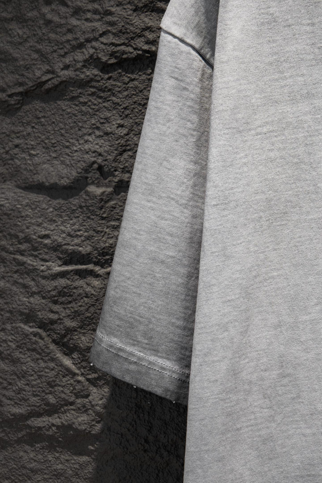 Balenciaga T-shirt hem and sleeve edge, light gray.