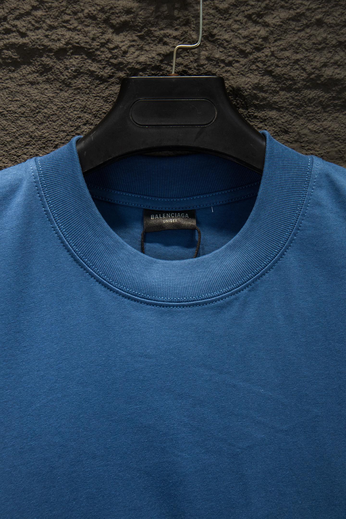 Blue crewneck T-shirt with ribbed collar and inner neck label