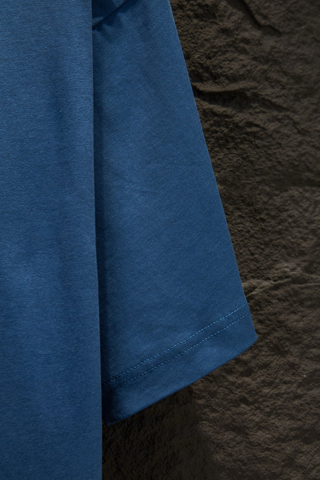 Blue short-sleeve T-shirt with draped side profile