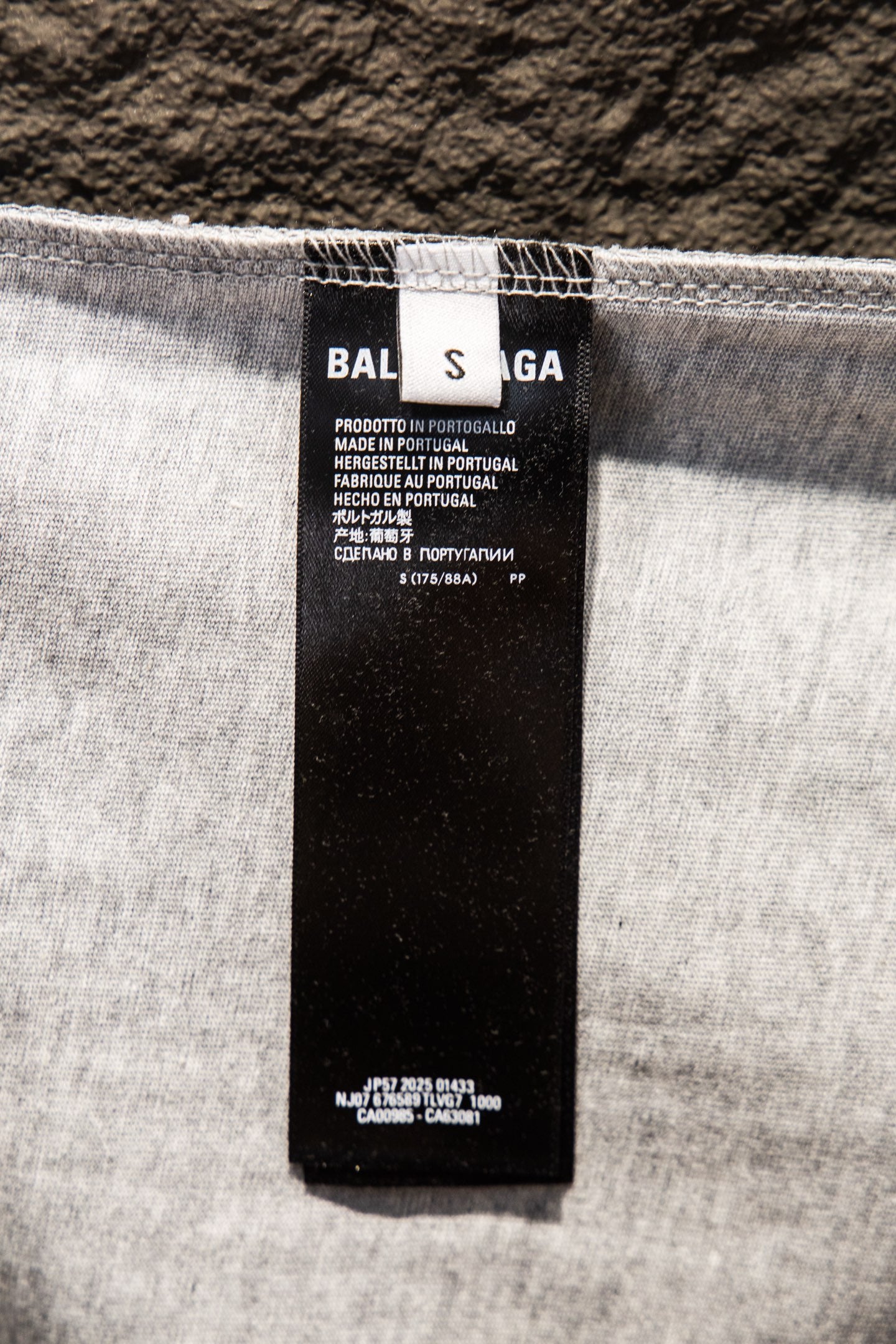 Balenciaga short-sleeve T-shirt inner label, light gray fabric with product tag