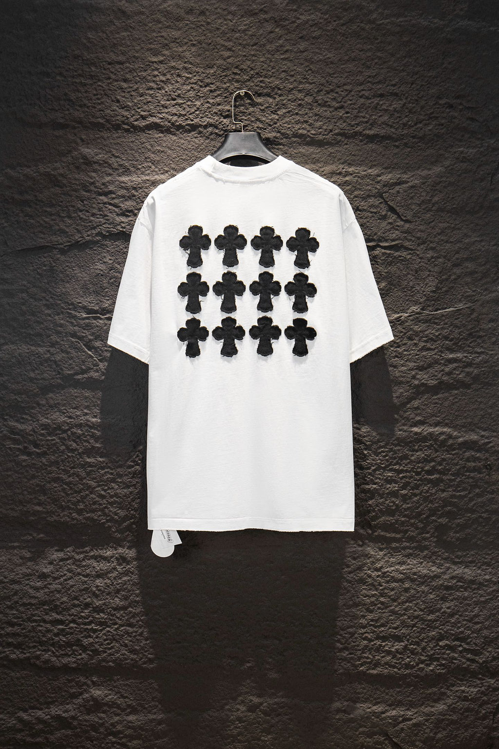 White short-sleeve T-shirt with black cross-flower graphic on back