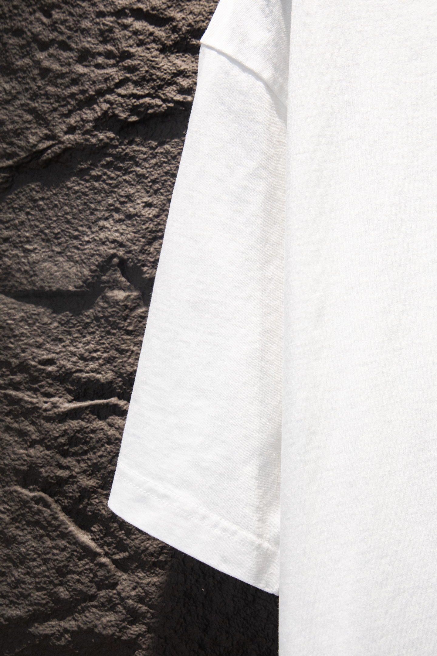 White short-sleeve T-shirt with relaxed fit and straight hem