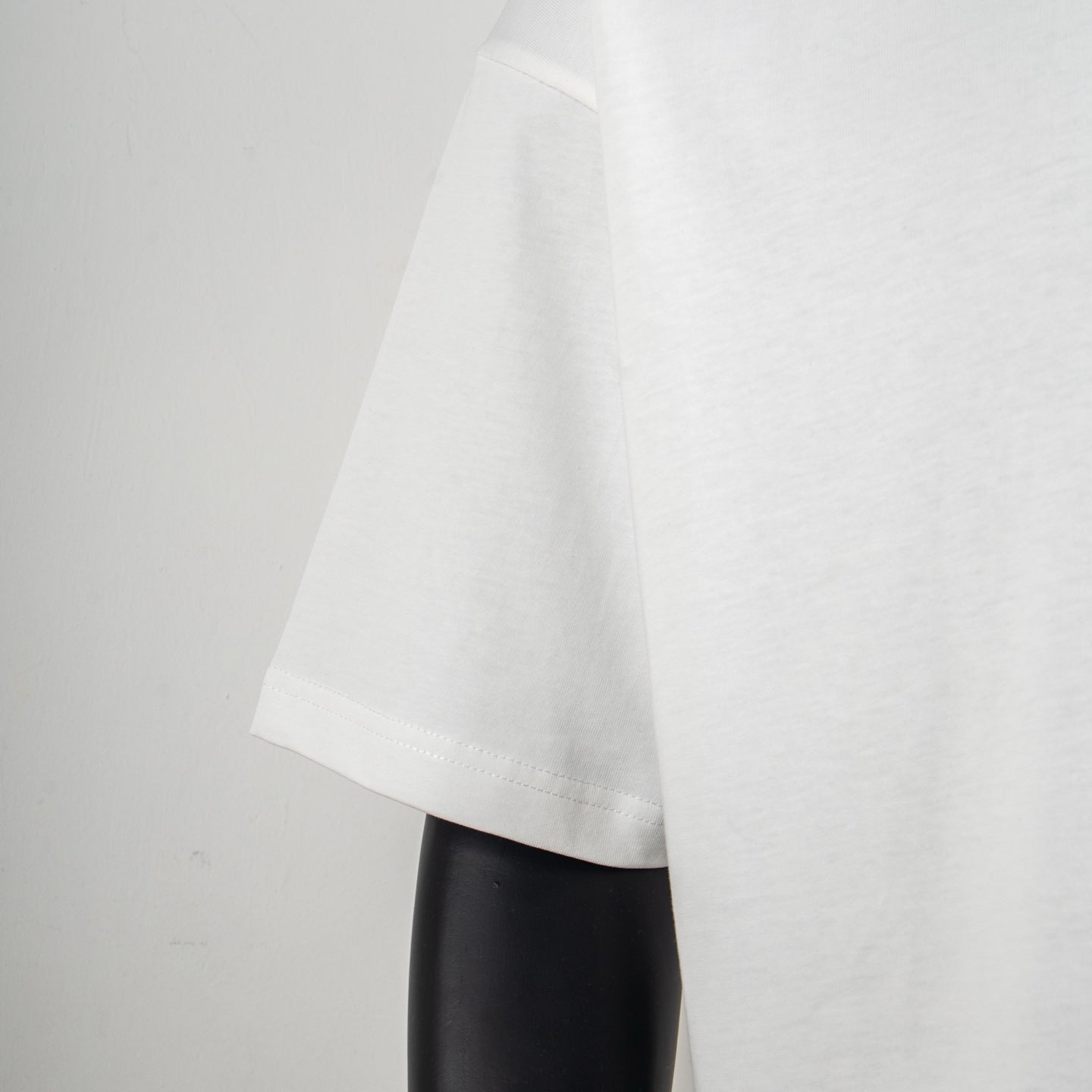 Louis Vuitton white short-sleeve T-shirt with side seam and hem