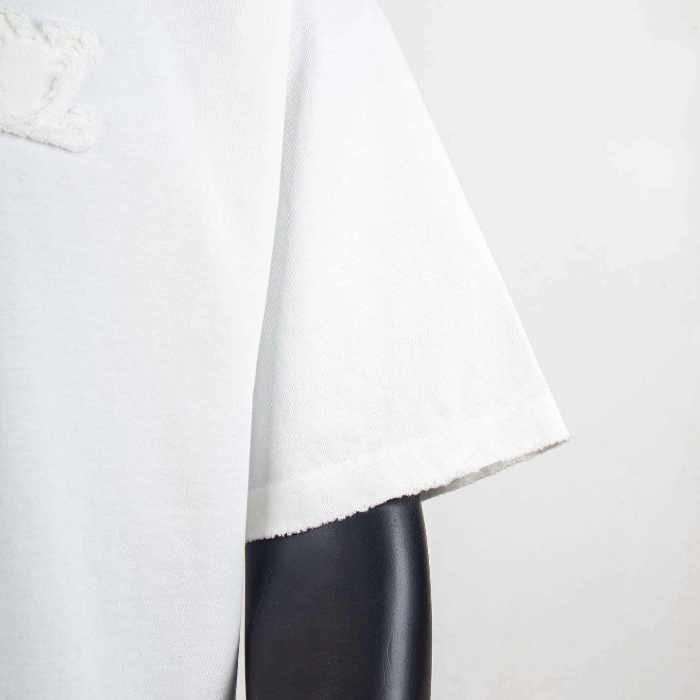 White T-shirt sleeve and side hem detail on mannequin