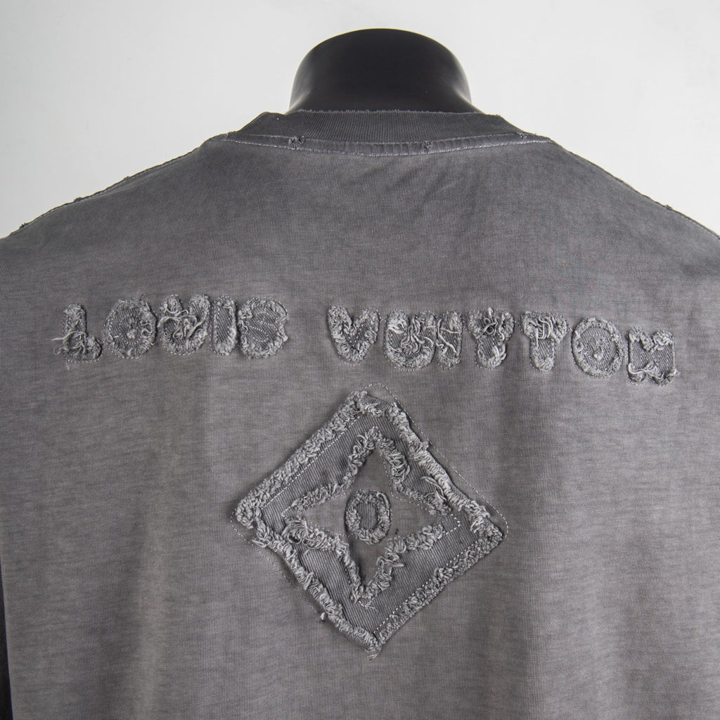 Grey short-sleeve T-shirt with embroidered back lettering and emblem