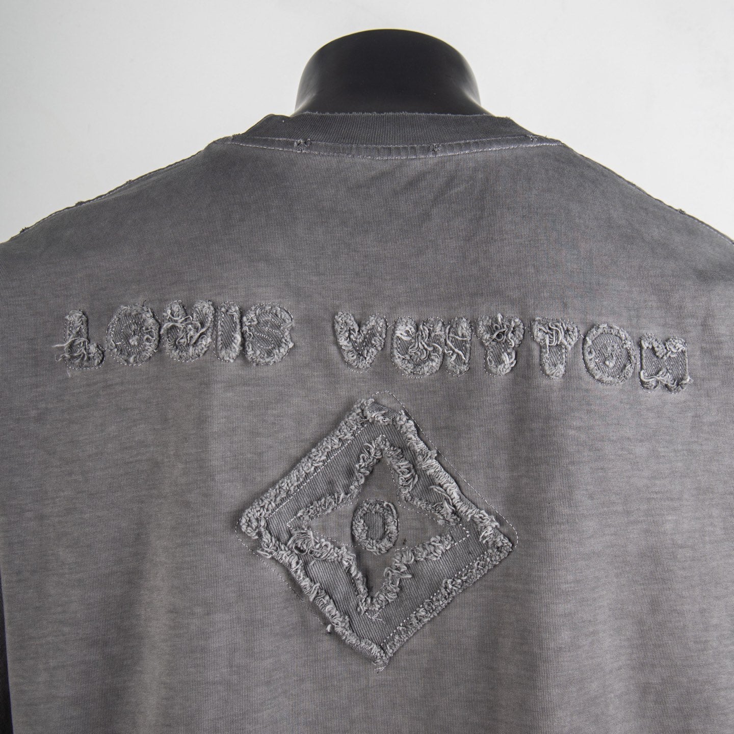 Grey short-sleeve T-shirt with embroidered back lettering and emblem