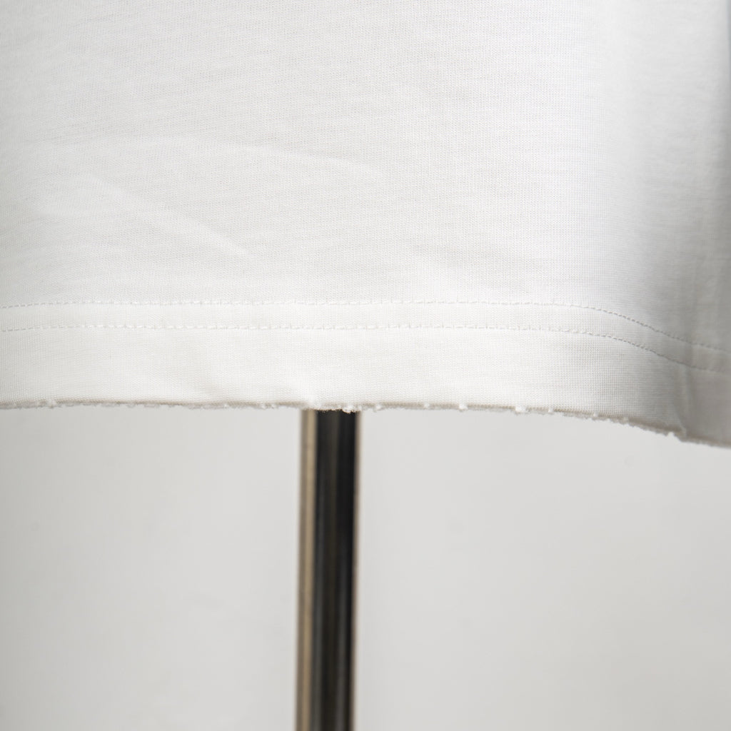White T-shirt with hem seam and stitched bottom edge detail