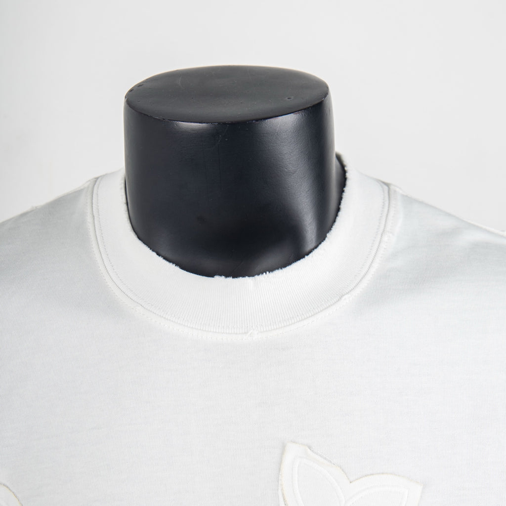 White crewneck T-shirt collar, ribbed knit neckline