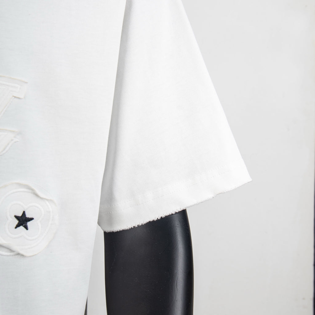 White T-shirt hem with straight cut and stitched bottom edge